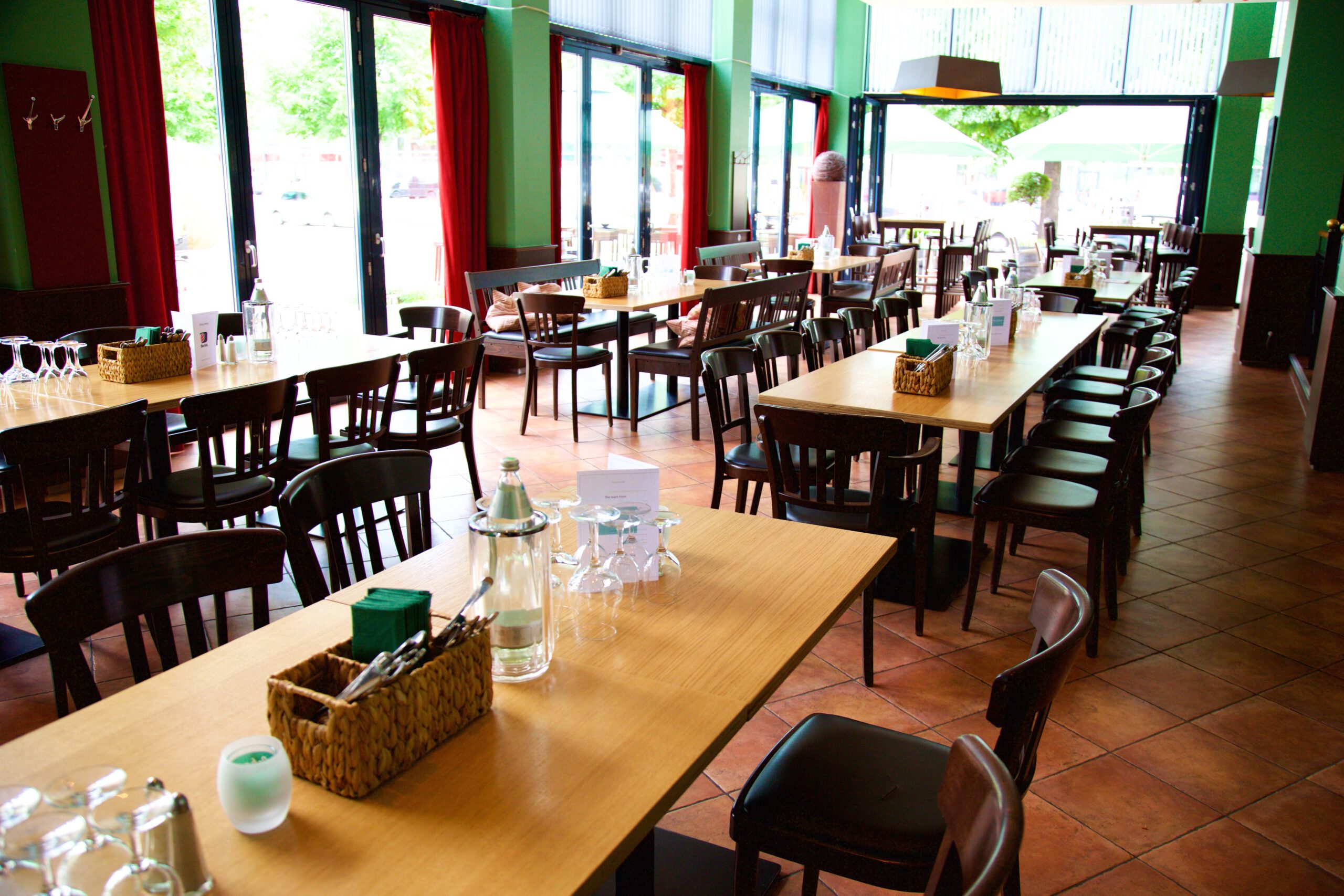 Das Bild zeigt den hinteren Bereich des Restaurants Meiers Lebenslust ohne Gäste.